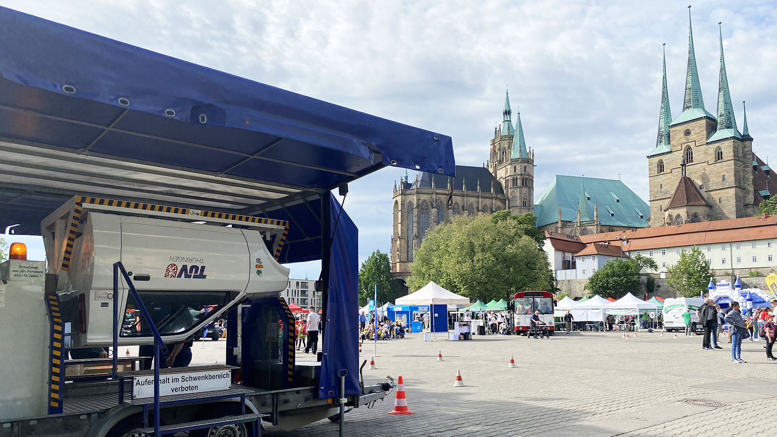 TÜV Thüringen wirbt beim Tag der Verkehrssicherheit auf dem Erfurter Domplatz für mehr Aufmerksamkeit im Straßenverkehr